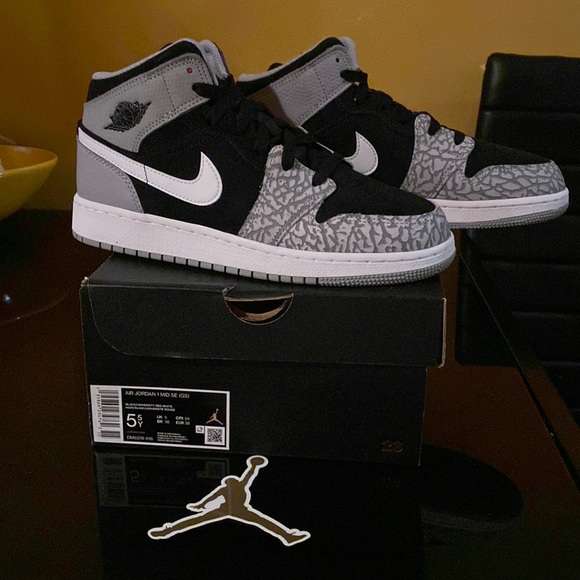 Air Jordan 1 Mid SE - Picture 2 of 5